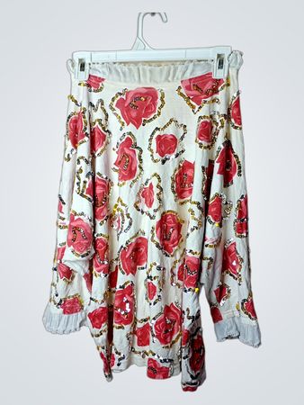 Blouse blanche avec des roses rouges et des sequins