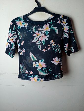 Schwarzes Netz-Oberteil mit Blumenmuster