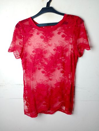 Rotes Spitzen-T-Shirt