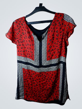 Rote und schwarze bedruckte Tunika-Bluse