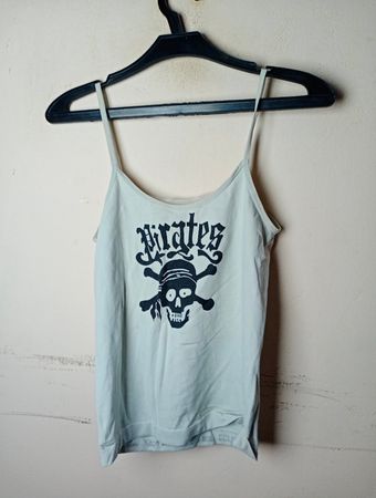„Hellblaues Tanktop mit Piratenschädelgrafik“