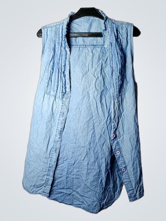 Blaues ärmelloses Denim-Hemd mit Rüschendetail