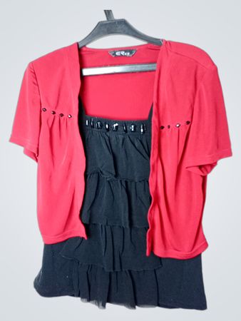 Rotes und schwarzes gerüschtes schichted Oberteil