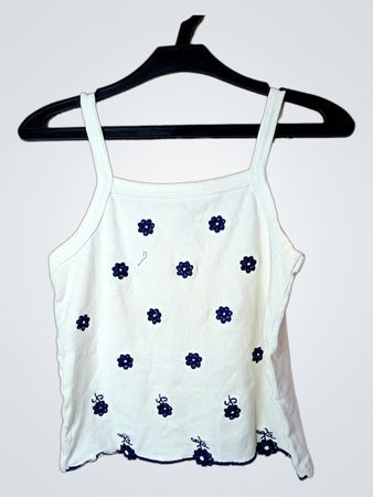 Poppy Weißes Tanktop mit blauer Blumenstickerei