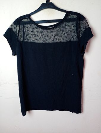 Schwarzes T-Shirt mit Spitzenverzierungen