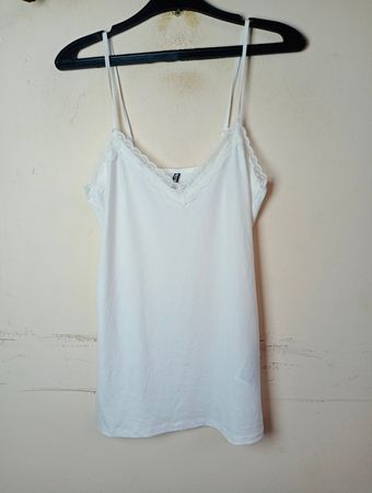 Bluse mit weißer Spitzenkante