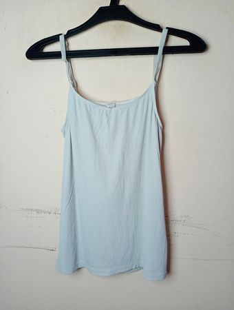 Hellblaue gerippte Spaghetti-Top