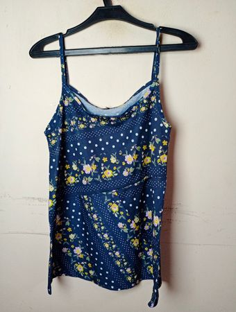 Marineblaues Blumen- und Pünktchen-Top