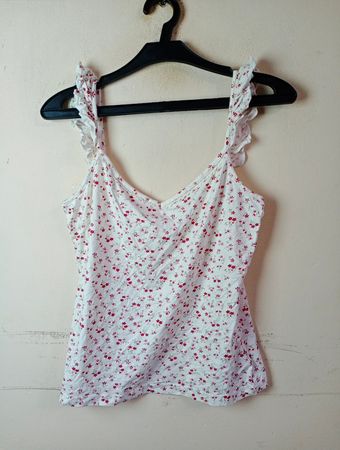 Weißes Tanktop mit rotem Blumenmuster und Rüschensäumen