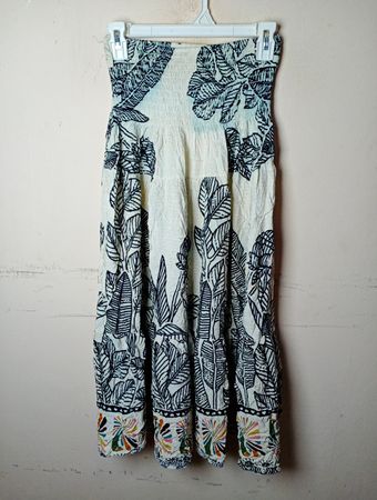 Trägerloses Maxikleid mit Blattdruck