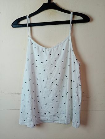 Jonina White Spaghetti Strap Top mit Palmbaum-Print