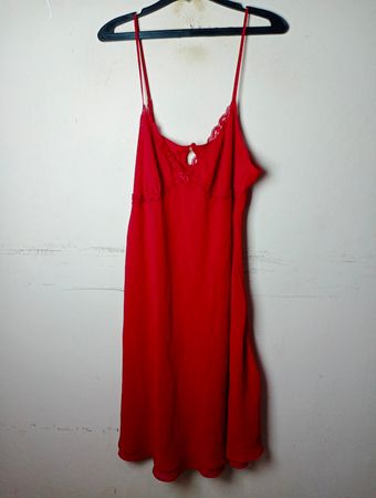 Rotes Unterwäsche-Nachtkleid