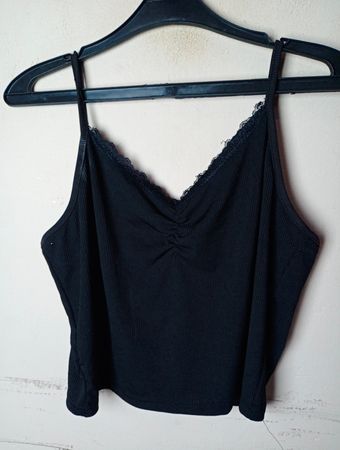 Schwarzes geripptes Top mit Spitzenbesatz und geraffter Front