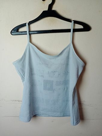 Leichtblaues Cami-Top mit Textdruck
