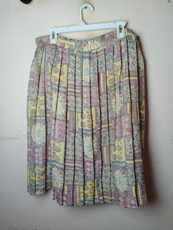 Faltender Midirock mit geometrischem und floralem Druck