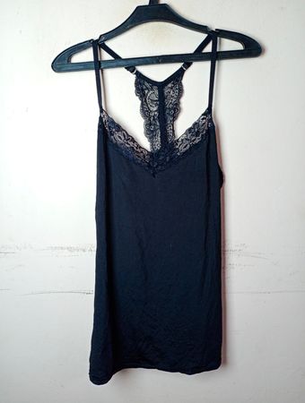 Schwarzes Tanktop mit Spitzenbesatz