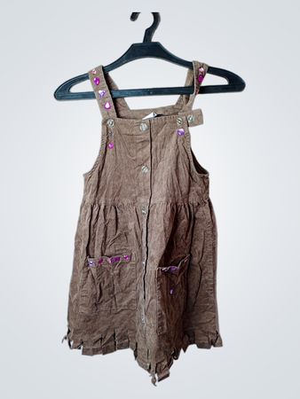 Lindex Kids Braunes Corduroy Latzkleid mit Herzverzierungen