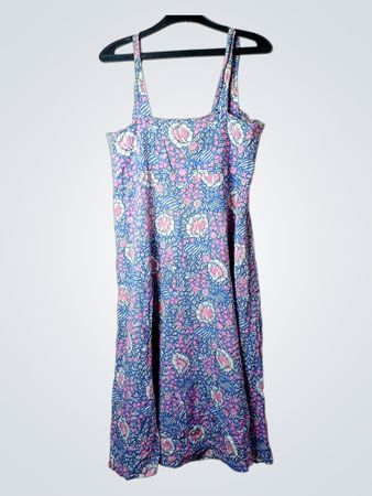 Blaues Kleid mit Blumenmuster in Midi-Länge