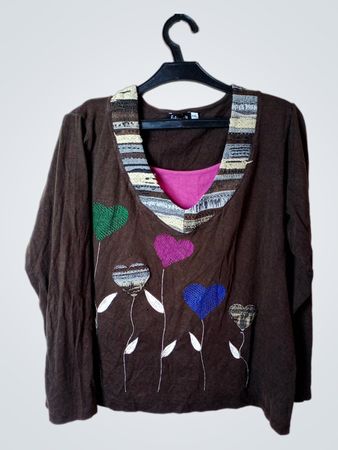 Fabimante Damen Langarm V-Ausschnitt Braunes Top mit Herz-Applikationen