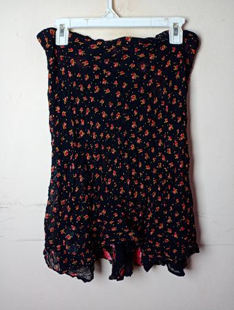 Schwarzes florales trägerloses Kleid
