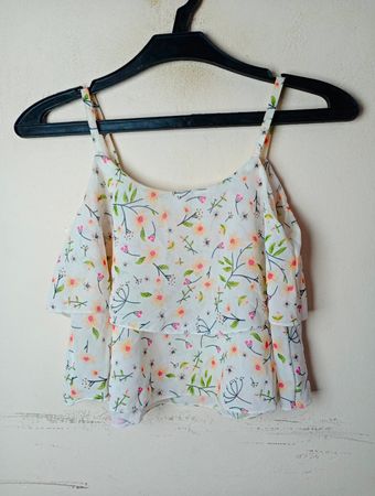 Weißes Top mit floralem Druck und gerafften Lagen