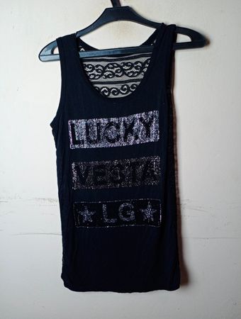 Schwarzes Tanktop mit "LUCKY VESNA LG" Text und Spitzendetail