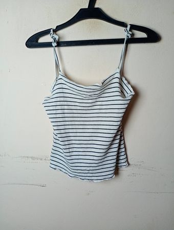 Seite eins Junges gestreiftes Tanktop