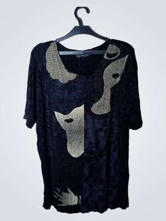 MONTYMODA PARIS Schwarzes texturiertes T-Shirt mit abstraktem Druck