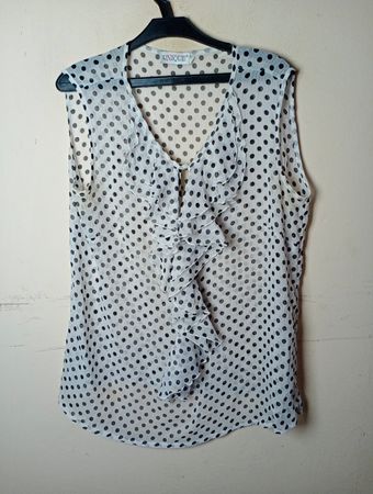 Einzigartige gepunktete Rüschenshirt