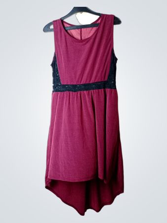 Kirschrotes Kleid mit schwarzen Spitzenakzenten