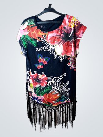 Schwarzes T-Shirt mit Blumenmuster und Fransen