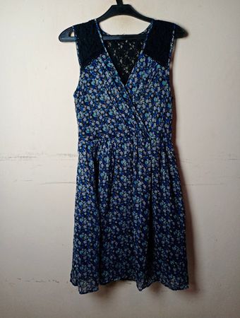 Blaues Kleid mit floralen Spitzenbesätzen