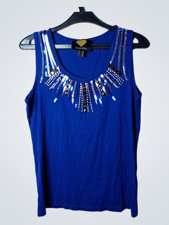 Sarah Kern Blaues Tanktop mit verziertem Ausschnitt