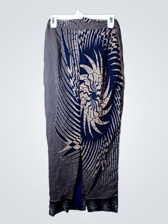 Langer blauer und beiger gemusterter Rock