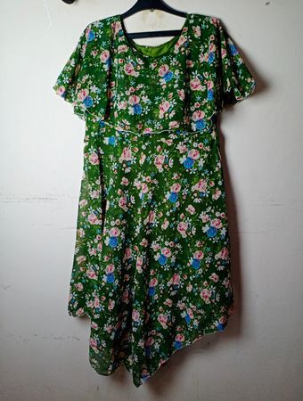 Grünes florales Druckkleid