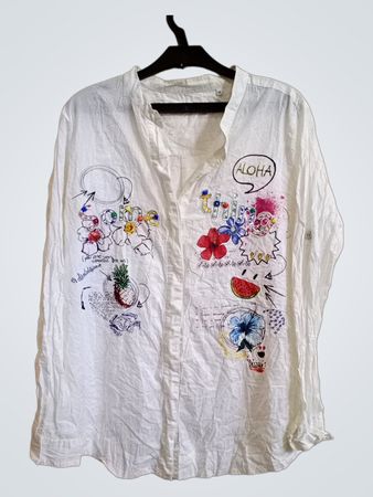 Weißes Hemd mit bunten grafischen Drucken