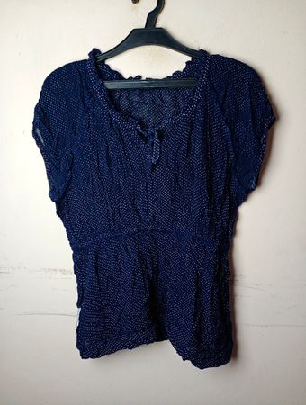 Marineblaue Bluse mit Pünktchen und Schleifenkragen