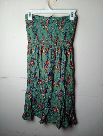 Grünes, blumenbedrucktes, gerafftes, trägerloses Midikleid