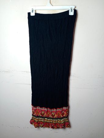 Schwarze Hose mit bedrucktem Saum