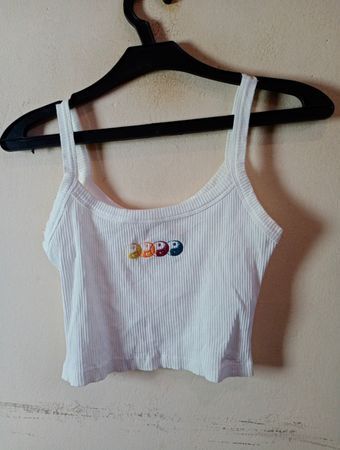 Weißes geripptes Crop-Top mit buntem Ball-Graphic