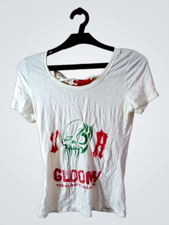 Weißes T-Shirt mit "GLOOMY THE NAUGHTY ADULT" Grafik