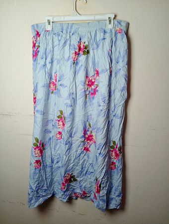 Hellblauer floral gefärbter Maxirock