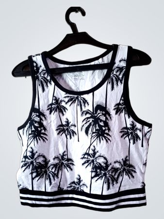 Weißes Crop-Top mit schwarzem Palmenmuster und gestreiftem Saum