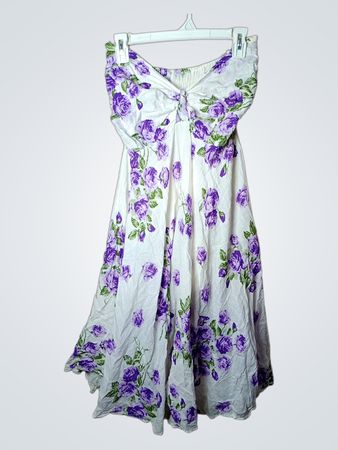 Weißes Kleid mit lila Blumenmuster.