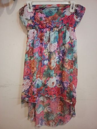 Trägerloses hoch- niedriges Kleid mit Blumenmuster