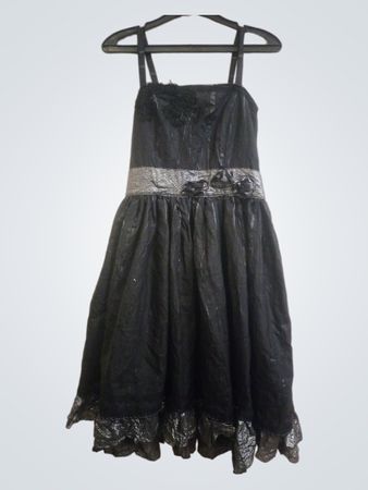 Schwarzes Kleid mit silbernen Akzenten