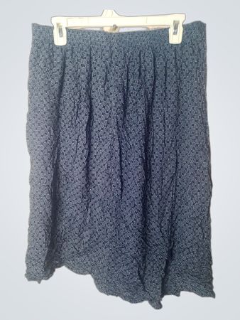 Blauer Rock mit geometrischem Muster und 100% Viskose Etikett