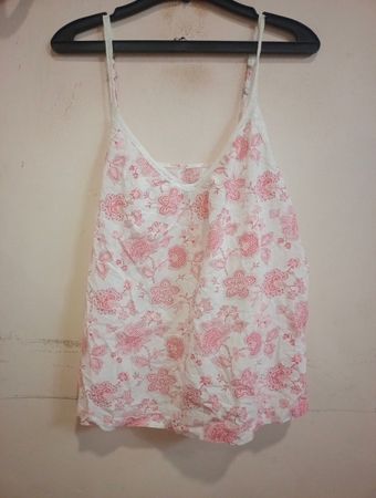 Weißes Tanktop mit pinkfarbenem Blumenmuster