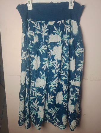 Blauer Blumen-Maxi-Rock mit Stufen.
