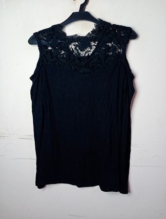Schwarzes Spitzenbesatz-Trägershirt